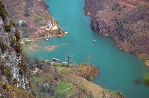 Aerial view of Nho Que River winding through Hà Giang's lush valleys.
